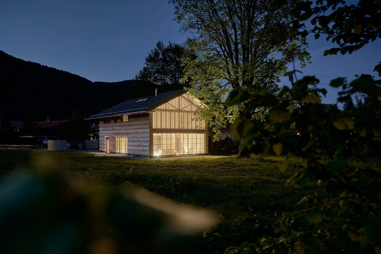 Jungle Hut — Nachtansicht