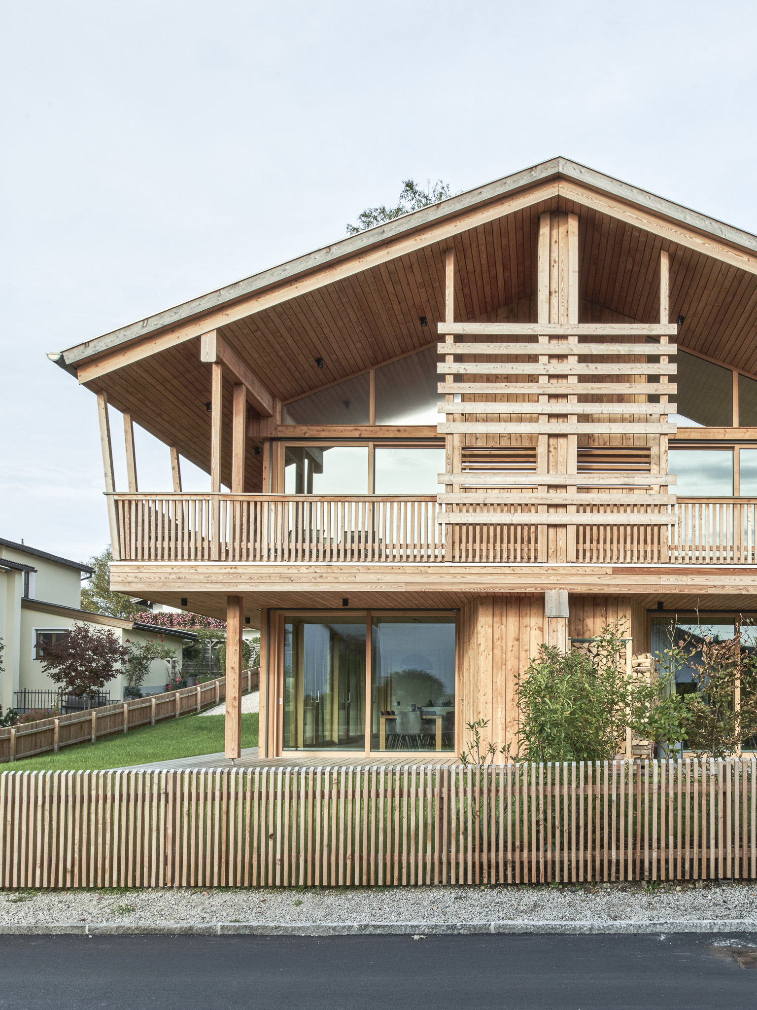 Detail der Holzfassade und des Balkons