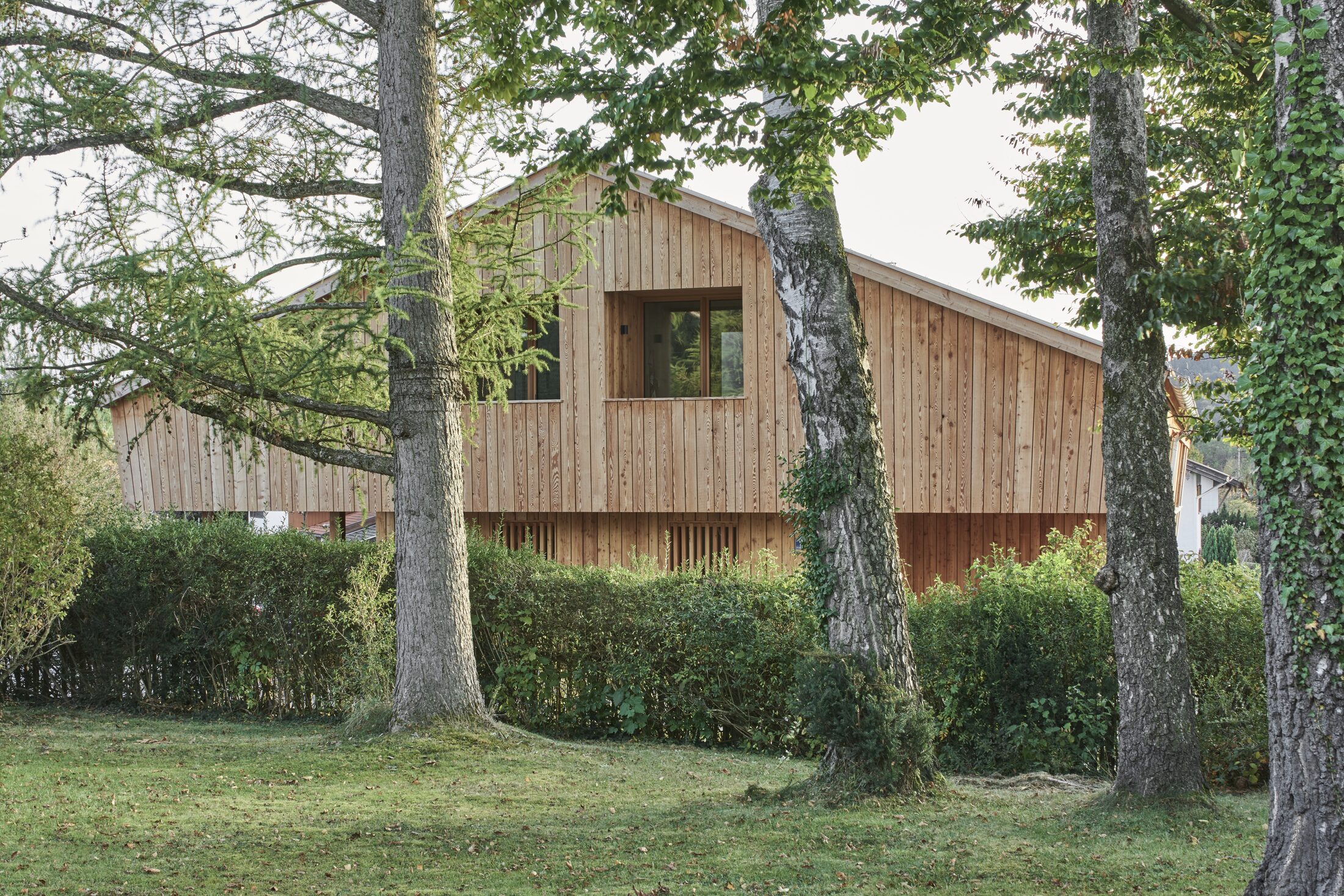Das Haus, umgeben von Bäumen im Garten