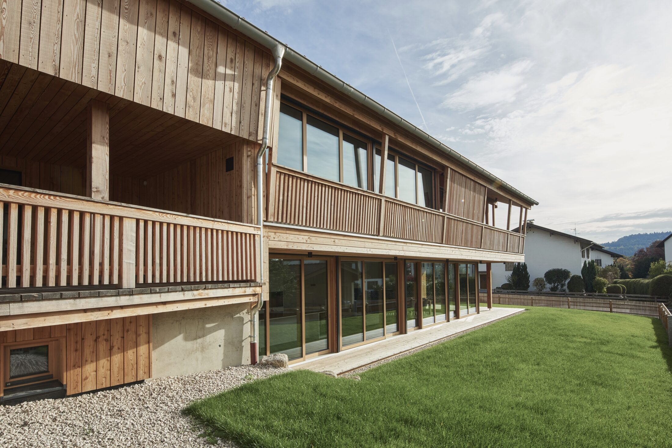 Zugang und überdachte Einfahrt des Hauses